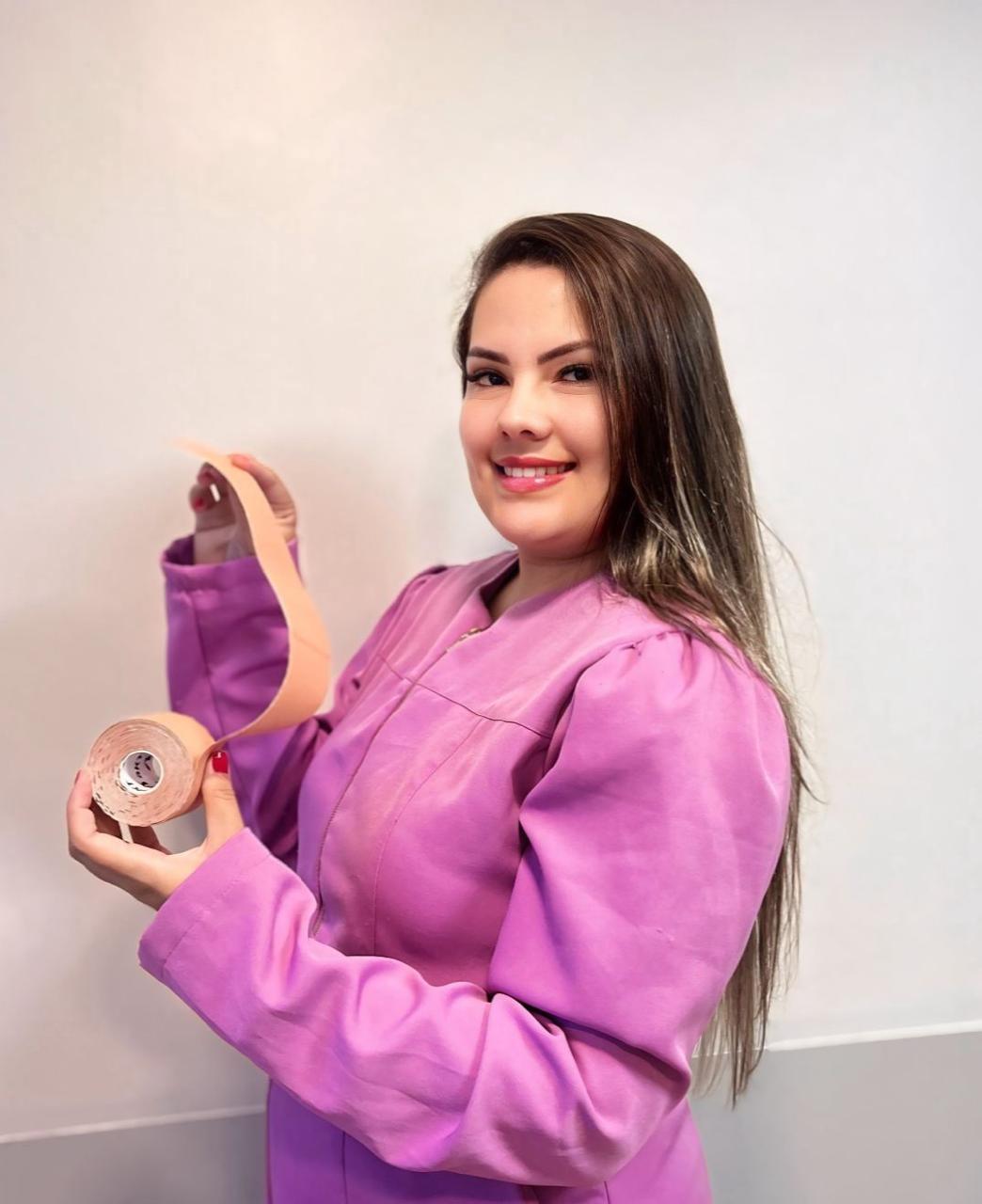 Enfermeira Naiane C. Souza de uniforme, sorrindo
